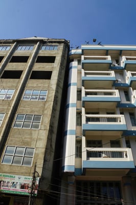 Hm - es scheint, unser Hotel (rechts) und das Nachbarhaus hätten sich angenähert - ob das mit dem Beben zu tun hat, wissen wir nicht...