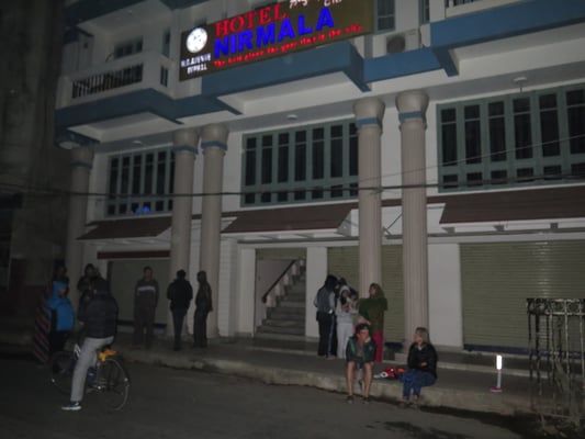 ©www.weltradeln.de - Warten auf dem Bordstein, was nun passiert, nach dem Beben bzw. der Flucht aus dem Hotel...