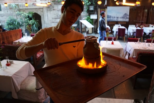 Mein Nachtessen - der obere Teil des Tontopfs wird abgeschlagen - das Lammkebab ist dann im unteren Teil - warm, lecker - ...