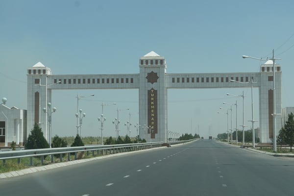 Eingang zu Turkmenabad - sieht aus wie Ashgabat... Protzig... Teuere Unterkünfte...