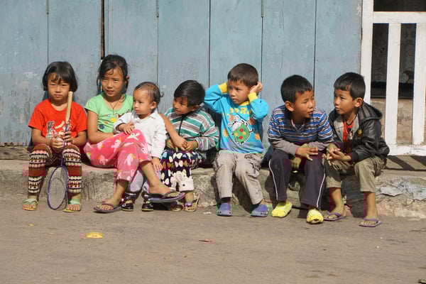 Entlang der ganzen Strecke freuen sich die Kinder und Erwachsene über die Vorbeifahrt des Toy Trains...
