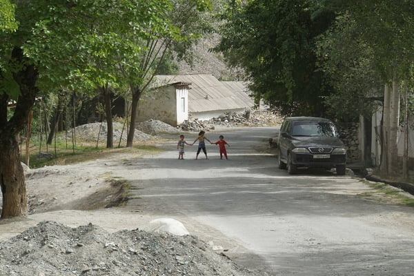 fröhliche Strassenkinder wollen fotografiert werden....