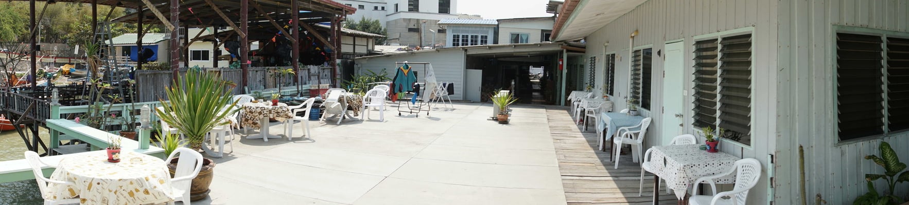 Blick vom Meer über die Terrasse...