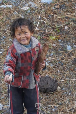 Sie zeigt voller Stolz ihre Spielsachen - einige Steine...