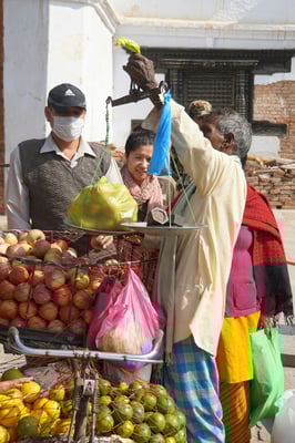 Er verkauft seine Früchte fliegend ab Fahrrad und stemmt täglich wohl einige Kilogram, um die verkaufte Ware zu wiegen... Krafttraining überflüssig...