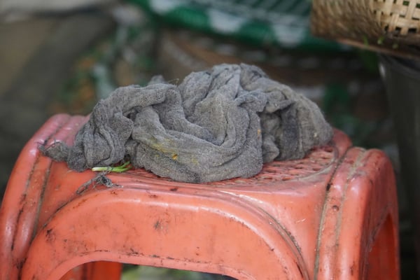 DER LAPPEN im Restaurant für alles - Einheimische "reinigen" daran vor Gebrauch schon mal das Besteck - wir würden damit wohl kaum den Boden damit aufwischen - hier Tagesordnung - auch für uns - härtet ab - besser als jede Impfung...!!!