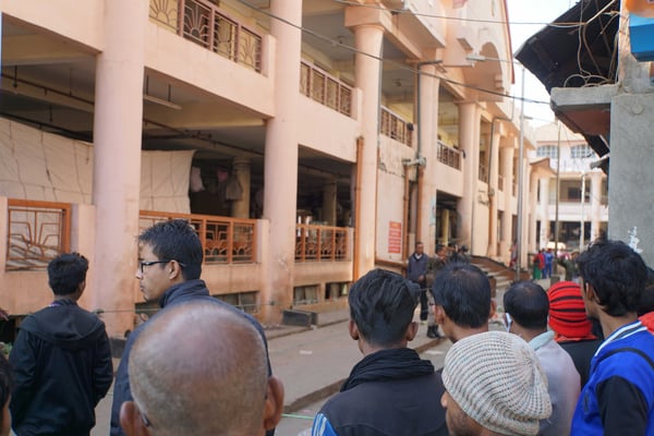 Viele Schaulustige vor der Markthalle...