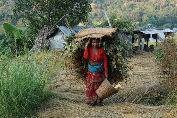 Hätte sie sieben Hände mehr, sie würde in jeder Hand etwas tragen und weiterhin fröhlich in die Welt hinaus strahlen...