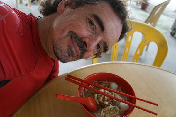 Mein heutiges spätes Frühstück im Srassenrestaurant: Nudelsuppe mit Fleischbeilage. Farblich und geschmacklich genau auf mich abgestimmt...