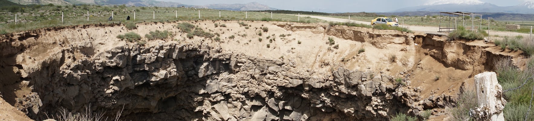 Meteorkrater... Wer findet das Taxi als Grössenvergleich...?