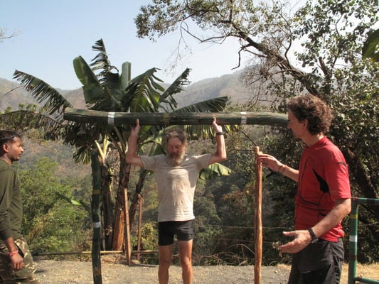 ©www.weltradeln.de - Fritz trainiert im Fitnesscenter des Checkpoints - ich gebe "unterstützenden" Kommentar ab...
