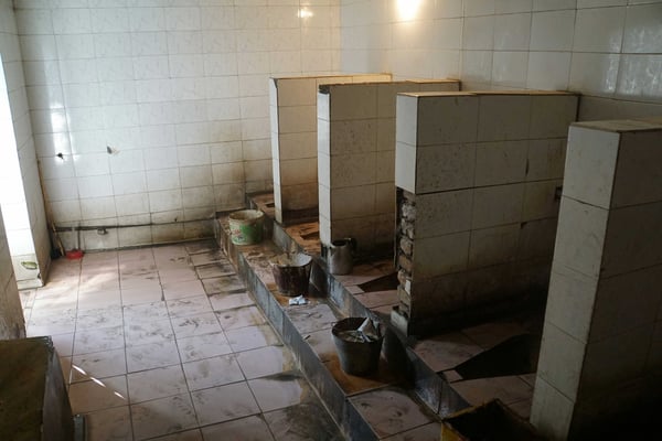 Öffentliche Toiletten im Basar von Osh...