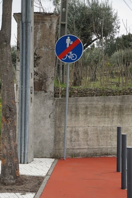 Für de Fall, dass der Radfahrer in die Mauer knallt und selbst dann nicht merkt, dass der Radweg zu Ende ist, wurde noch ein Singal aufgestellt - praktisch, hilfsbereit - sinnvoll...?