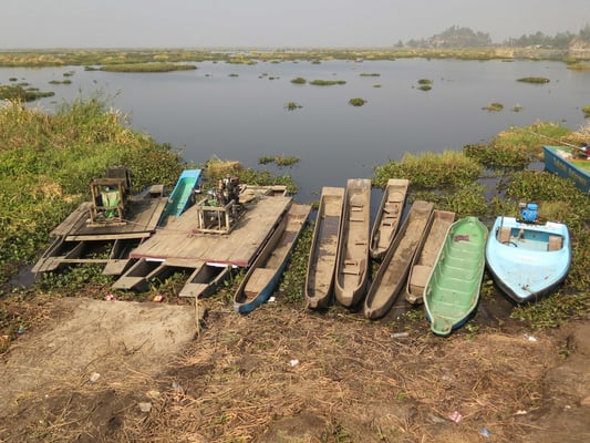 Wir rätseln, mit welchem Boot wir wohl unsere Tour machen werden, die wir uns organisiert haben...