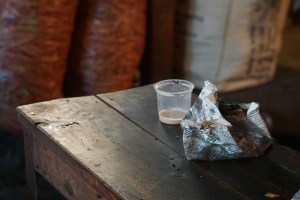 Der Tee wird im Plasticbecher serviert - Zeitungspapier dient als Teller...