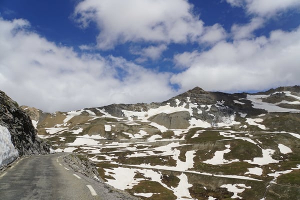 Da vorne schlängelt sich die Strasse zur Passhöhe hoch...
