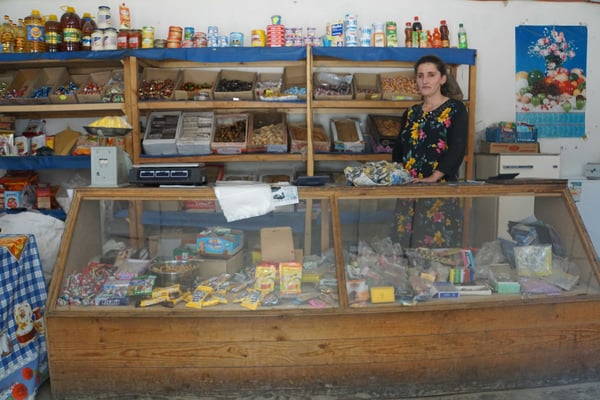 Unterwegs kaufe ich in solchen "Magasin" ein - die Besitzerin hier hat ein recht breites Sortiment. Man beachte auf dem obersten Regal die ungekühlten Joghurts...