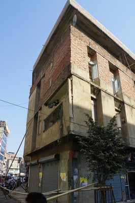 Eines der wenigen beschädigten Häuser, die wir in der Innenstadt gesehen haben...