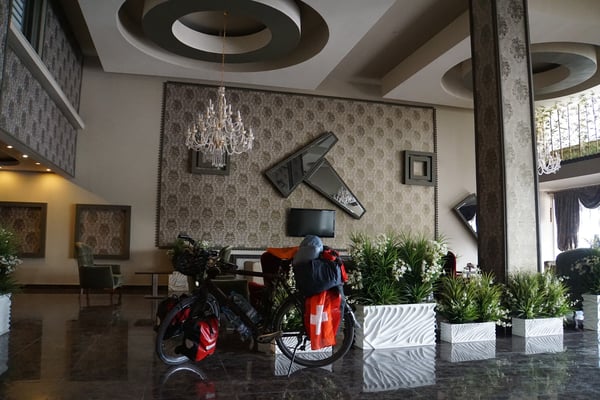 Hier steht der Preis im reziproken Verhältnis zum Prunk - Passpartu macht sich doch ganz gut unter dem Kronleuchter - oder...??