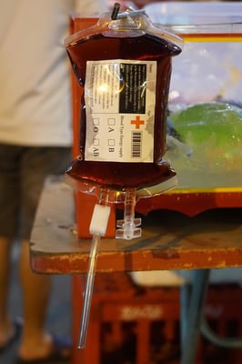 Humor der mir gefällt: Getränk in Form eines Infusionsbeutels - das würde mir auf der Strasse auch gefallen: Getränke intravenös...