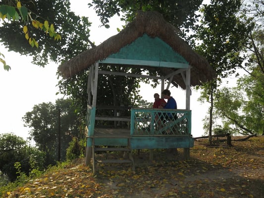 ©www.weltradeln.de - Morgenkaffe in der Laube der Offiziersunterkunft...