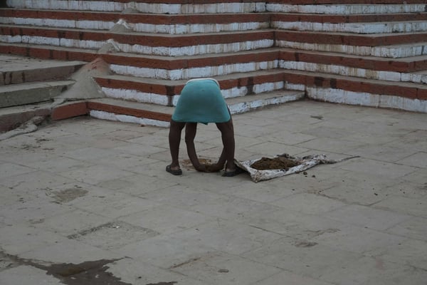 Auch das ist Indien 2015: Er räumt VON HAND Kuhscheisse weg...