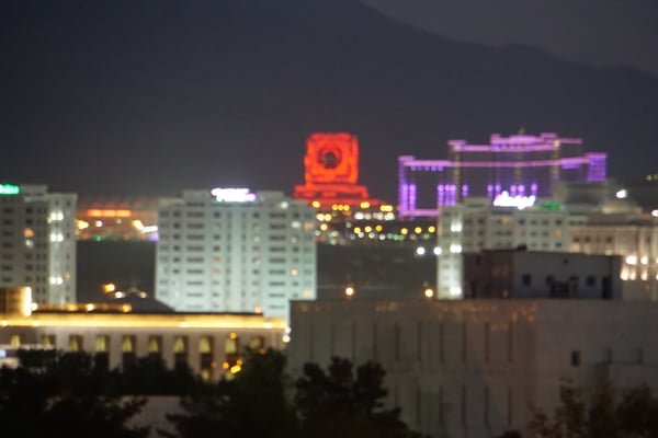 Asgabat by Night - das rote Haus hat die Farbe gewechselt....
