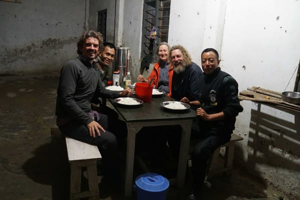 Beim Militärcheckpoint durften wir unsere Zelte aufstellen, sicher übernachten und wurden zum Nachtessen mit Chickencurry eingeladen - würden drei indische Radler von der CH-Armee auch zum Nachtessen eingeladen...? Ich zweifle...!!