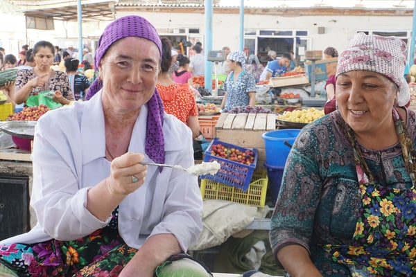 Im Bazar von Olot (Alat) - ich fragte eine Marktfrau, ob ich sie fotografieren dürfe - da wollten plötzlich alle aufs Bild und haben sich bedankt, dass sie fotografiert wurden...