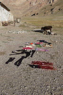 Die Wäsche der Familie trocknet - und wird irgendwie grad wieder schmutzig nach Westlogik...