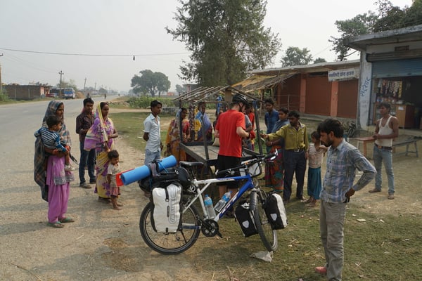 Gion kauf "Poppreis" - er muss strenge Preisverhandlungen führen, um einen verrtretenbaren Preis zu erzielen - das halbe Dorf läuft zusammen...