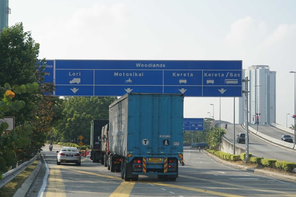 Passpartu und ich müssen die Spur für Motorräder wählen...