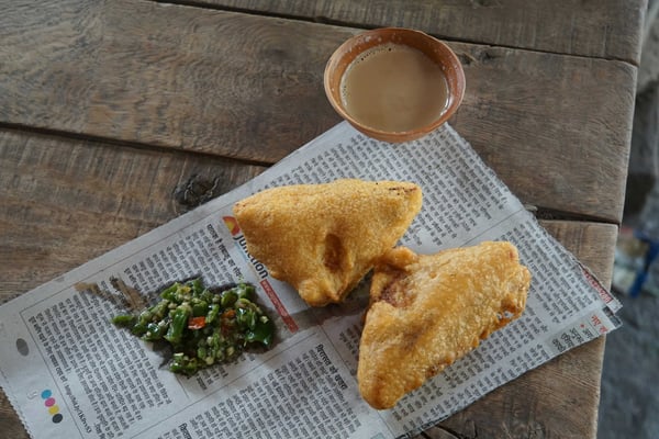 Samosa unterwegs am Strassenrand - KÖSTLICH!!! - und das Geschirr einfach nur praktisch - könnte ich Hindi, hätte ich auch gleich was zu lesen...