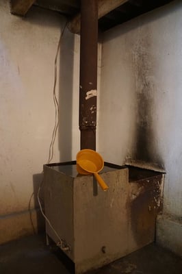 Hier wird das warme Wasser aufbereitet - mit der Schöpfkelle übergiesst man sich dann - HERRLICH...!!!