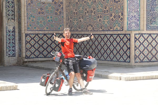 Bukhara - hinter einer dieser Türem fand Mischa dann ein grosses Kinderschwimmbecken, in welches wir uns dann einfach gelegt haben - nicht nur zur Freude der Bewohner... aber es TAT VERDAMMDT GUT!