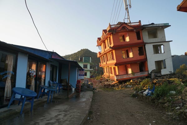 Eingeknicktes Hotel - links im blauen Guesthouse haben wir übernachtet