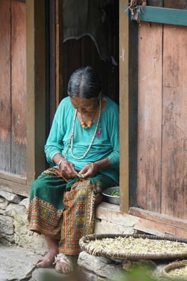 Bäuerin schält Bohnen...