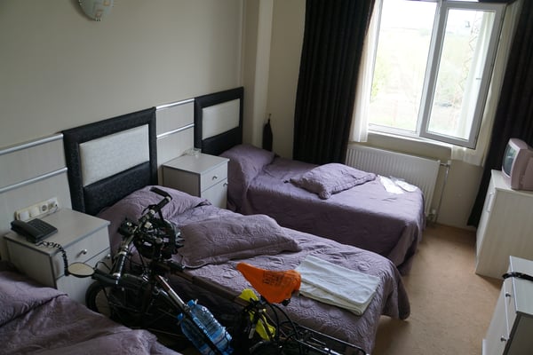 Drei Betten im Zimmer... He ja: Kirtap, Passpartu und Lucky... Lucky hält sich übrigens sehr Wacker auf dem Schutzblech...!! MANN BEACHTE EIN DETAIL: Selbst das TV-Gehäuse ist in süssem Pink...!!