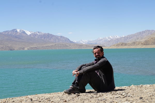 Kirtap geniesst die Landschaft - die Seen leuchten in TIEFSTEM BLAU in der wüstenähnlcihen Umgebung - wundervoll...!!!