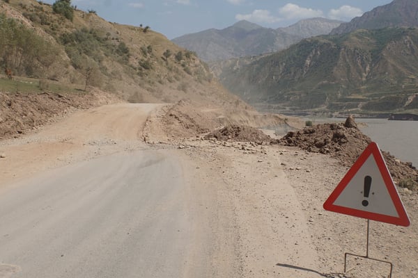Fluss frisst Strasse weg...; man erstellte einfach eine Umfahrung 