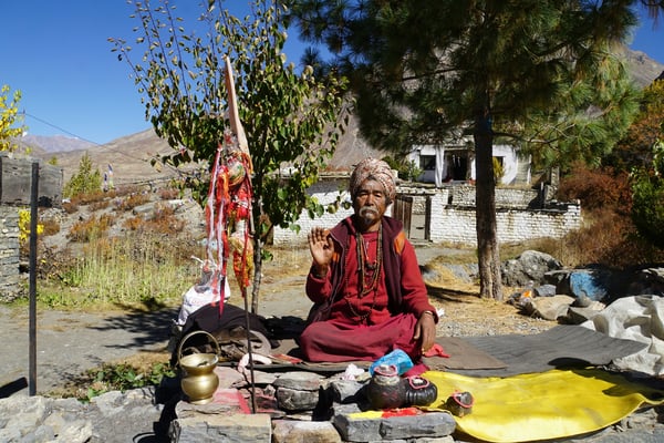 Holly Man im Tempel - sie rauchen ganz ofiziell nicht nur Tabak....