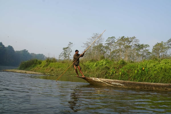 Er muss sich gegen die Strömung mächtig ins Zeug legen...