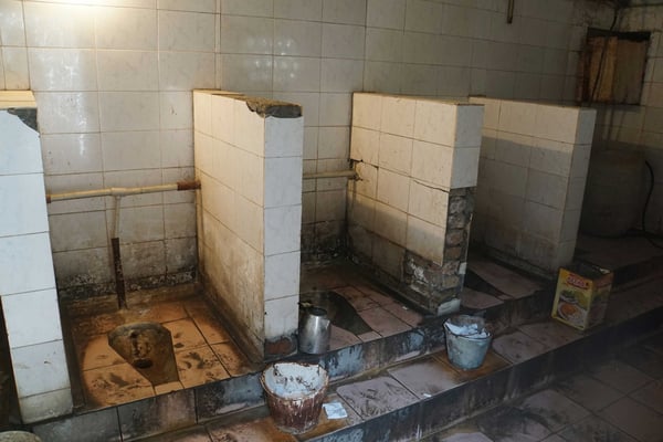 Die öffentlichen Toiletten im Basar von Osh sind im wahrsten Sinne des Wortes ÖFFENTLICH...