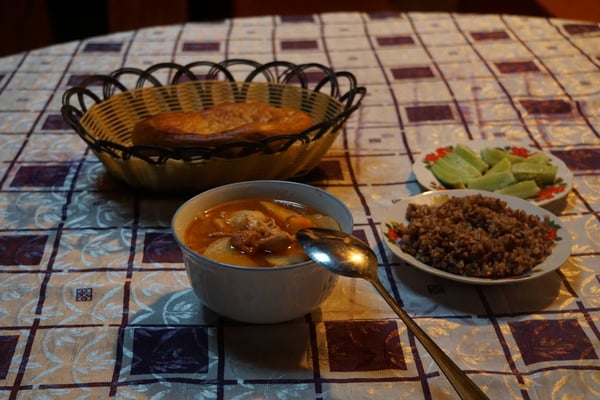 Das leckere Abendessen... Fleischsuppe, Buchweizen (hier Black Rice genannt) - und mein letztes Gemüse für Tage, Wochen...