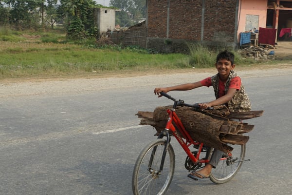 Auch er ist mit dem Transportvelo unterwegs - Lebensschule - statt Regelschule...