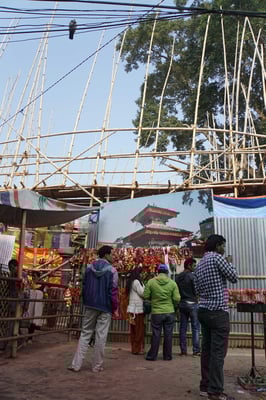 Auf dem Poster das Bild von vor dem Erdbeben - dahinter die aktuelle Realität...