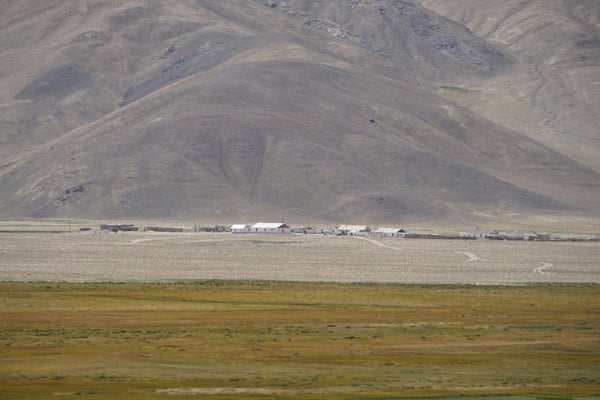 Dahinten liegt Bulukul - das Örtchen ...