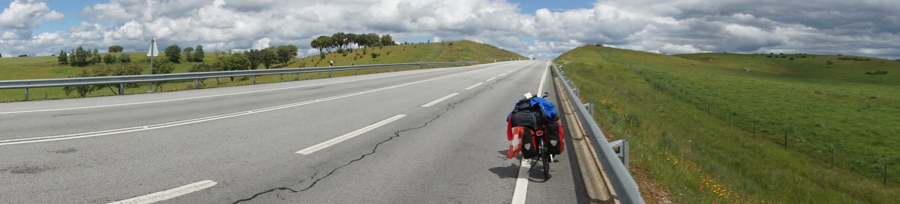 Schöne Landschaft - kein Verkehr - einzig eine etwas langweilige Strasse...
