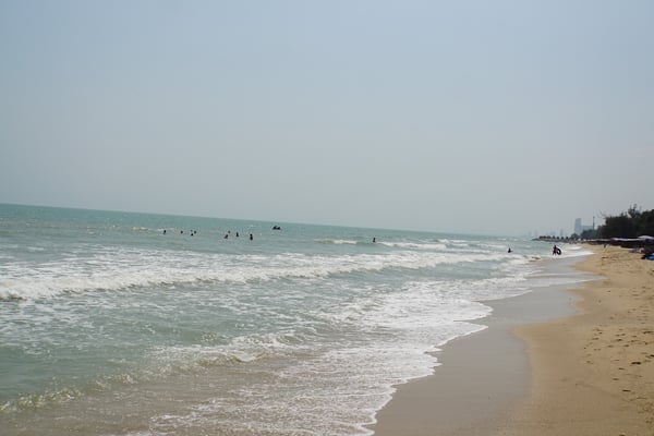 Strandstimmung in Cha Am - im Hintergrund wohl die Hochhaushotels von Hua Hin - liegt auf meinem Weg...
