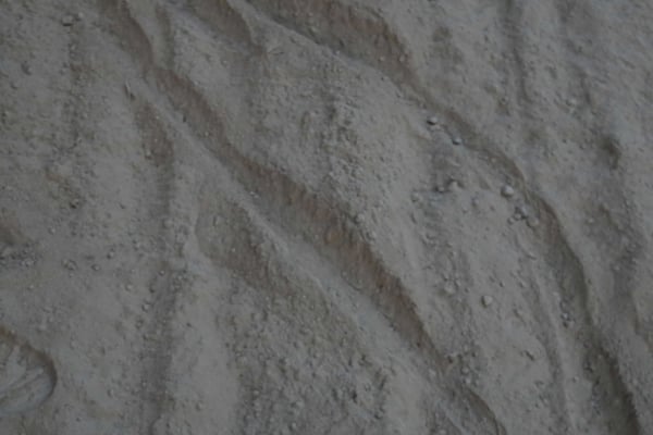 Die Strasse löst sich zunehmend auf - besteht schlussendlich nur noch aus cm-dicken Staubschichten...